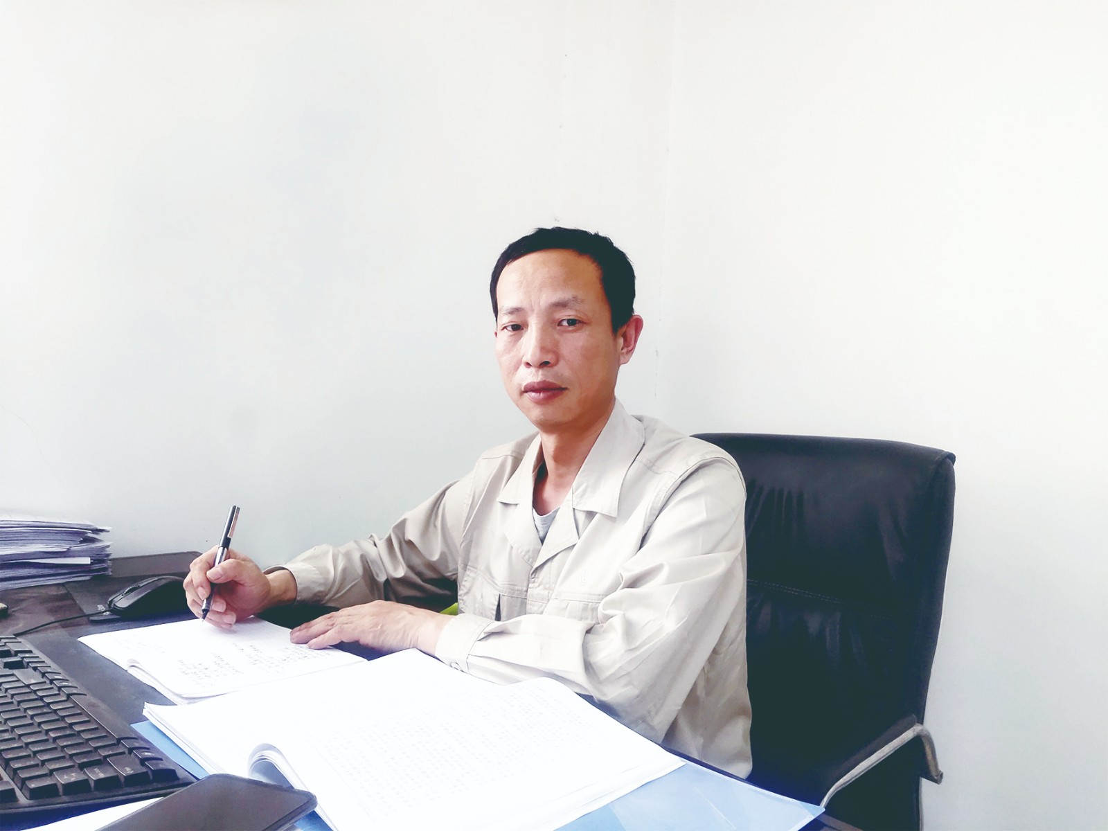 吳光平正在寫學習筆記.jpg 吳光平正在寫學習筆記.jpg