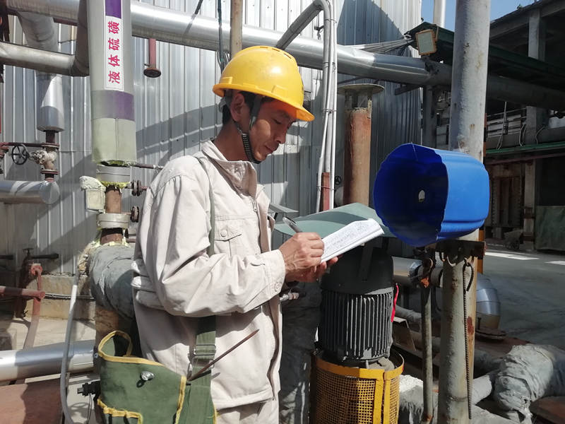 硫酸廠楊兵箭巡檢2_副本.jpg 硫酸廠楊兵箭巡檢2_副本.jpg