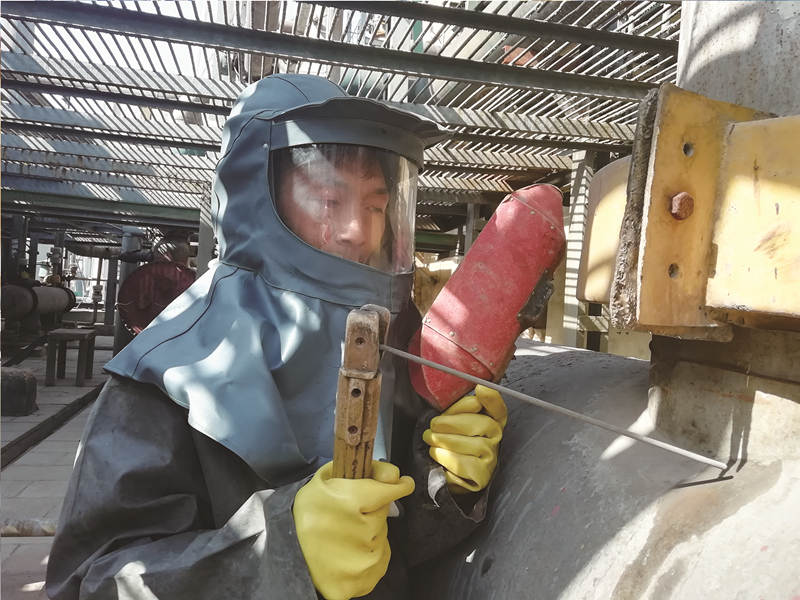 硫酸廠楊兵箭焊接sssss_副本.jpg 硫酸廠楊兵箭焊接sssss_副本.jpg