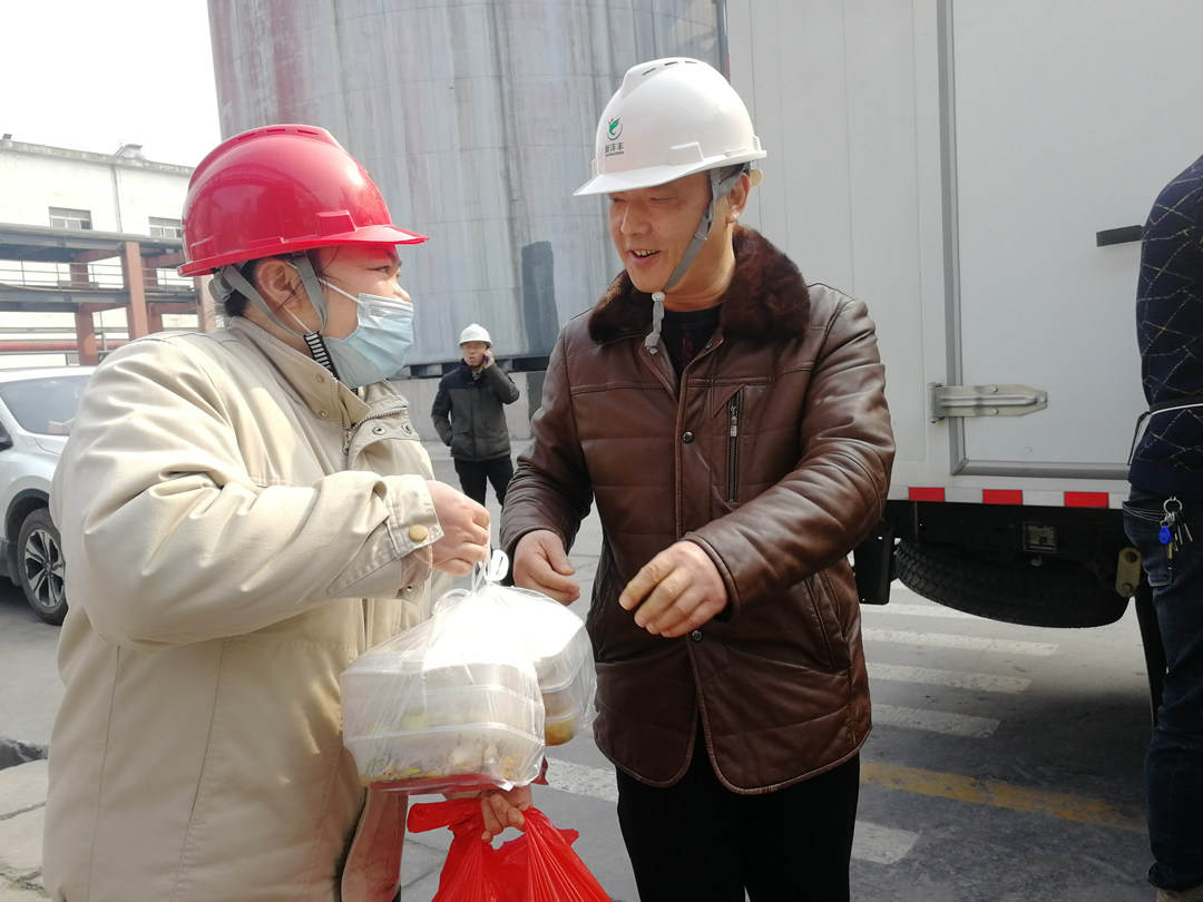 何月安大年三十親自給員工送盒飯.jpg 何月安大年三十親自給員工送盒飯.jpg