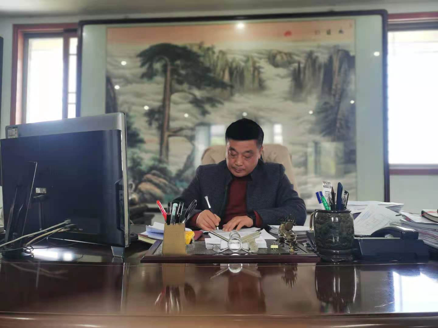 何月安在辦公室辦公.jpg 何月安在辦公室辦公.jpg