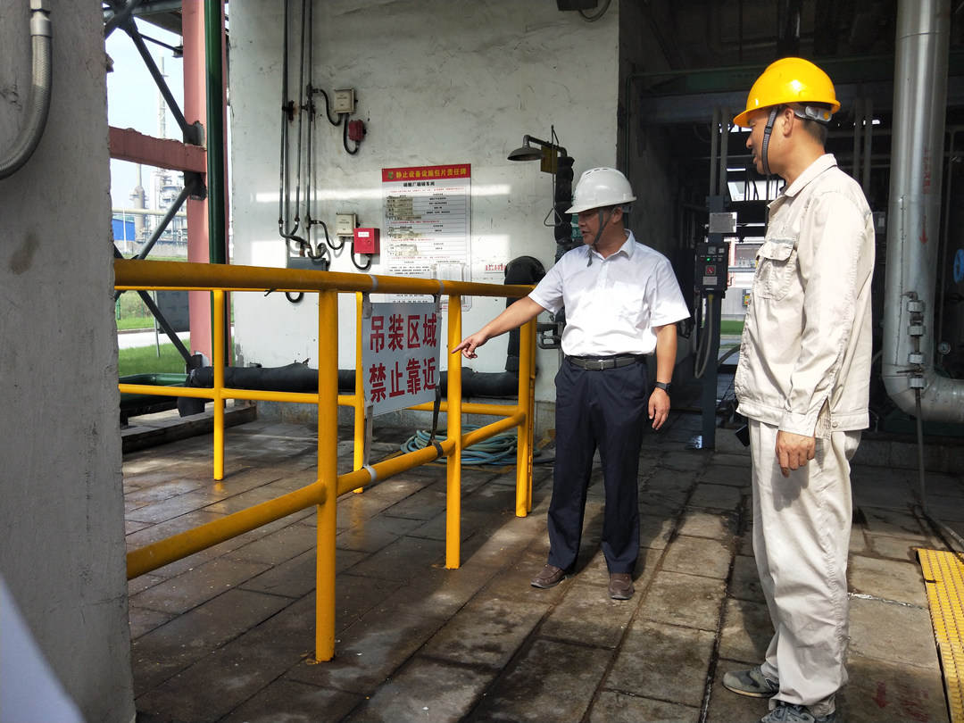 何月安在生產(chǎn)一線檢查工作.jpg 何月安在生產(chǎn)一線檢查工作.jpg