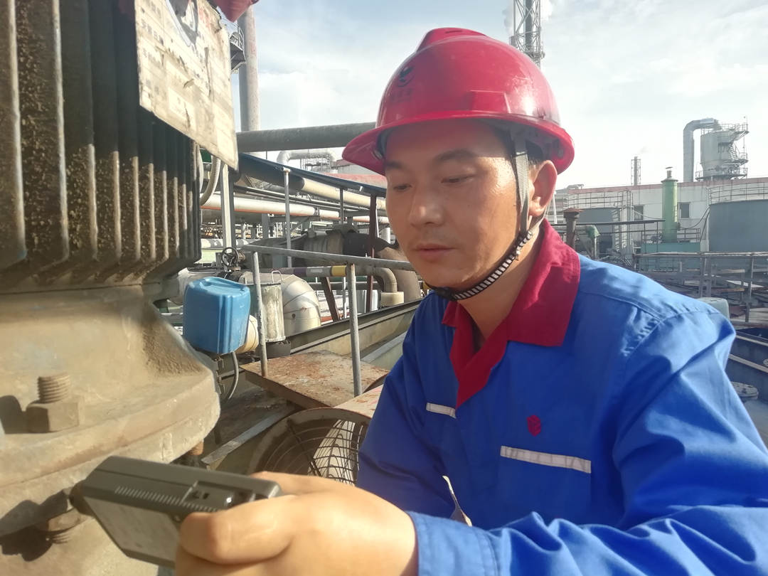 肖云正在檢測設(shè)備運(yùn)行情況.jpg 肖云正在檢測設(shè)備運(yùn)行情況.jpg