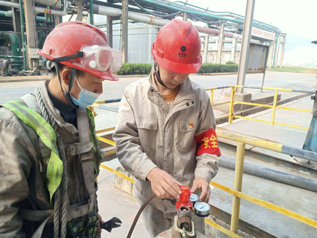 黨員干部正在對(duì)外施工單位氧氣瓶壓力進(jìn)行檢查.jpg 黨員干部正在對(duì)外施工單位氧氣瓶壓力進(jìn)行檢查.jpg