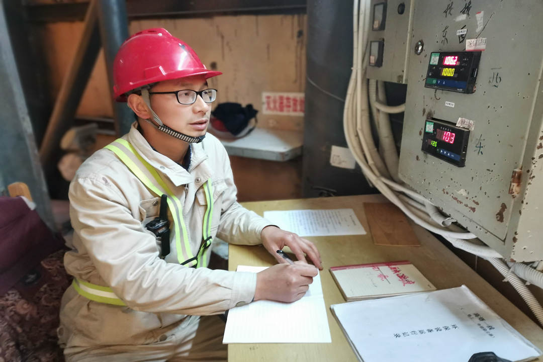 代大鵬正在記錄設備運行情況_副本.jpg 代大鵬正在記錄設備運行情況_副本.jpg