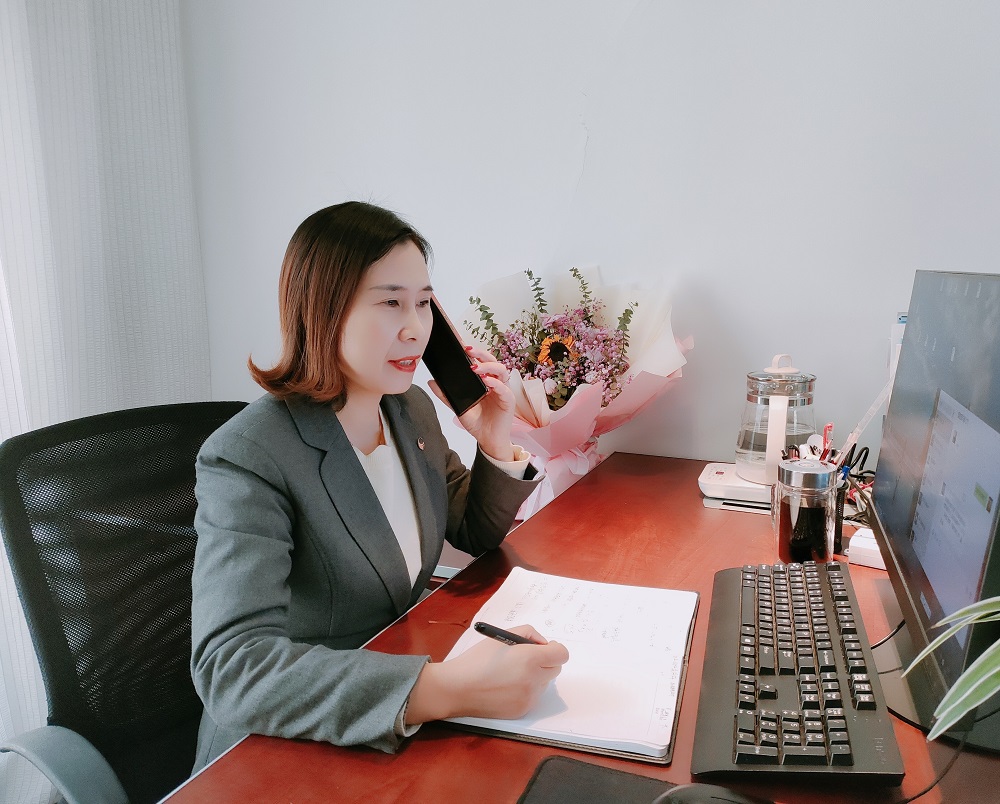 鐘守芳正在工作中.jpg 鐘守芳正在工作中.jpg