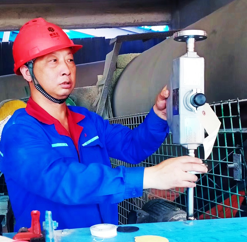 劉京明正在檢查設(shè)備.jpg 劉京明正在檢查設(shè)備.jpg