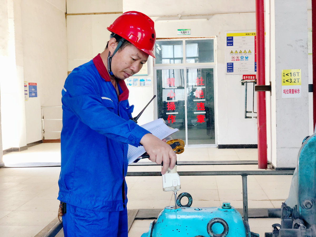 馬順國正在巡查設(shè)備_副本.jpg 馬順國正在巡查設(shè)備_副本.jpg