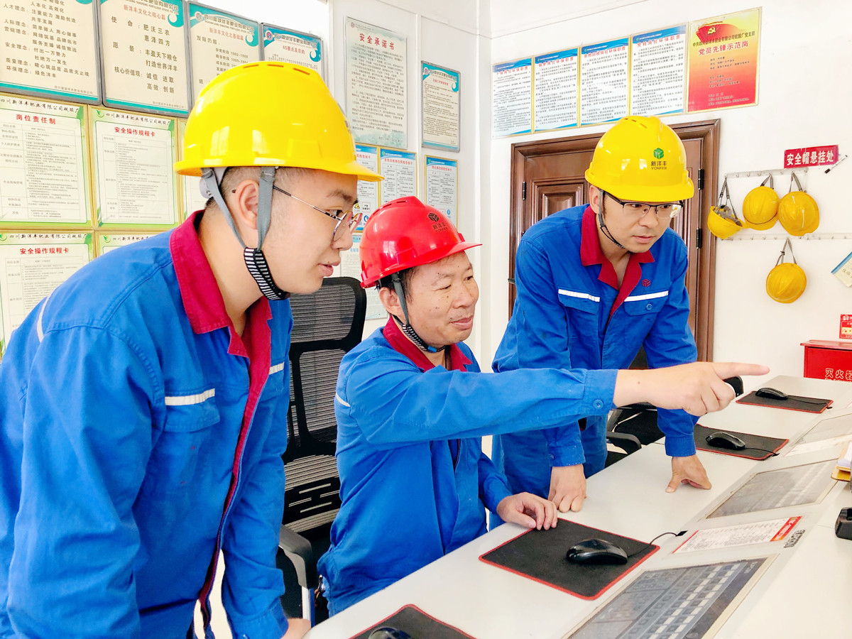 馬順國(圖中)正在培訓(xùn)新進(jìn)本科生_副本.jpg 馬順國(圖中)正在培訓(xùn)新進(jìn)本科生_副本.jpg