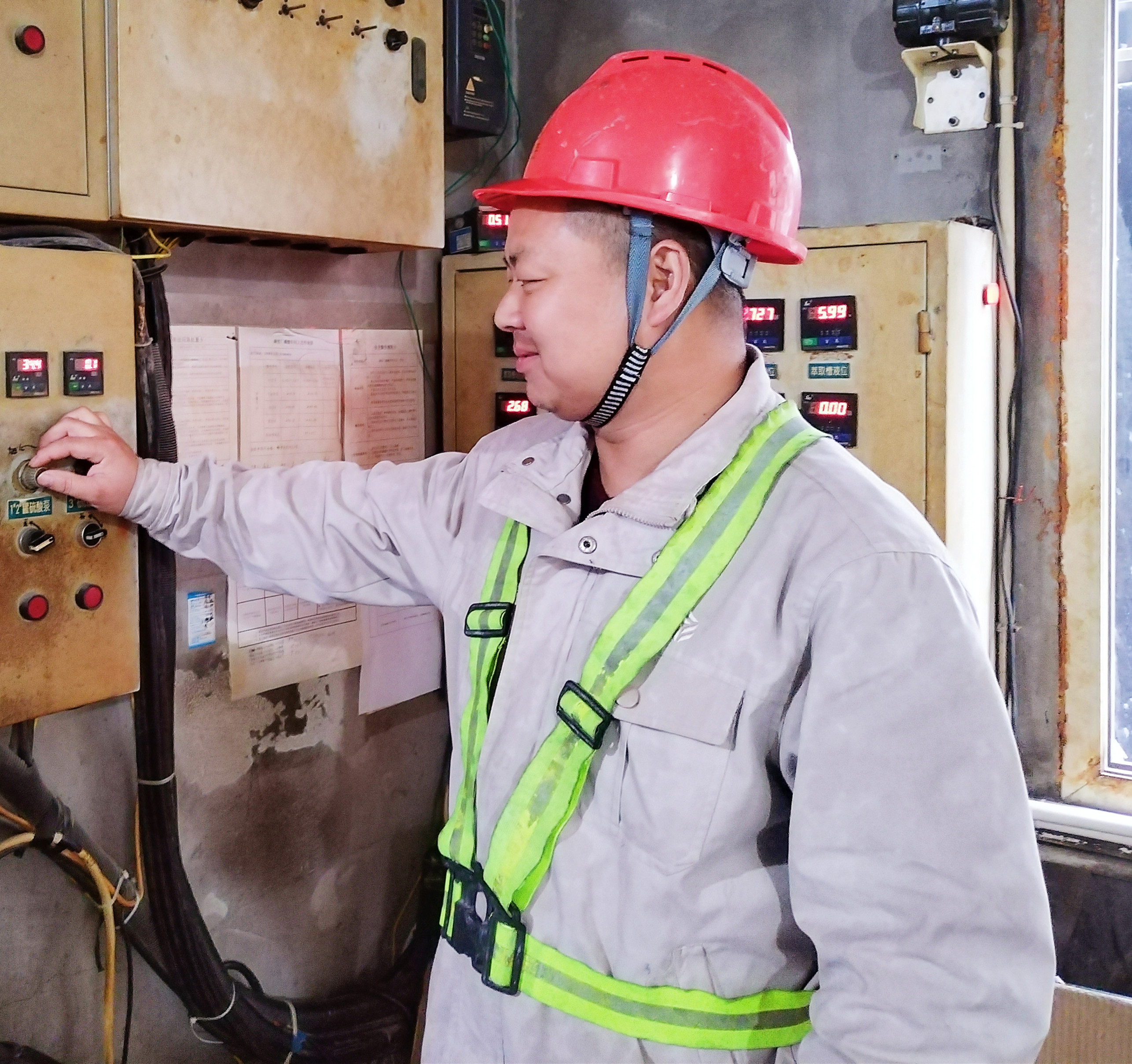 朱安樂正在對中控指標(biāo)進行調(diào)整.jpg 朱安樂正在對中控指標(biāo)進行調(diào)整.jpg